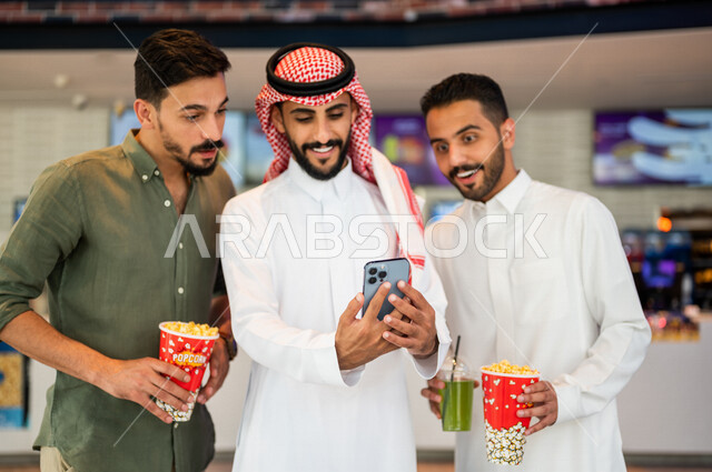 أصدقاء عرب سعوديون خليجيون في ردهة الإستقبال داخل السينما, إلتقاط صور تذكاريه، شراء المشروبات والفشار, بث مباشر, بلوجر خليجي, الإستعداد للدخول الى صالة العرض، قضاء أوقات ممتعة مع الأصدقاء، مشاهدة الأفلام والعروض المسرحية، سينما ومسرح، أنشطه ترفيهيه