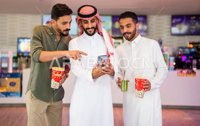 أصدقاء عرب سعوديون خليجيون في ردهة الإستقبال داخل السينما, إلتقاط صور تذكاريه، شراء المشروبات والفشار, بث مباشر, بلوجر خليجي, الإستعداد للدخول الى صالة العرض، قضاء أوقات ممتعة مع الأصدقاء، مشاهدة الأفلام والعروض المسرحية، سينما ومسرح، أنشطه ترفيهيه