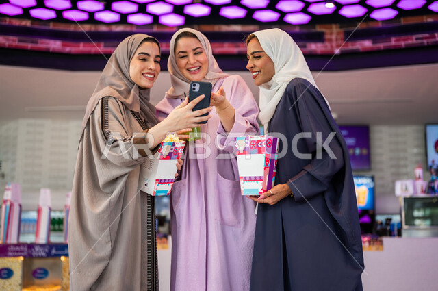 صديقات عربيات سعوديات خليجيات في ردهة الإستقبال داخل السينما, إلتقاط صور تذكاريه، شراء المشروبات والفشار, الإستعداد للدخول الى صالة العرض، قضاء أوقات ممتعة مع الأصدقاء، مشاهدة الأفلام والعروض المسرحية، عطلة نهاية الأسبوع، سينما ومسرح، أنشطه ترفيهيه