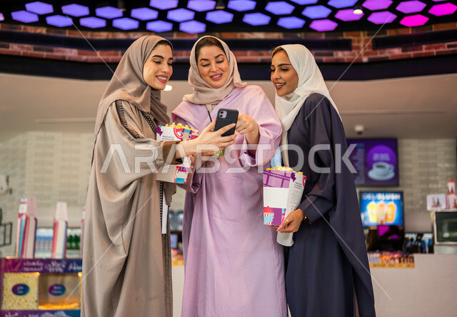 صديقات عربيات سعوديات خليجيات في ردهة الإستقبال داخل السينما, إلتقاط صور تذكاريه، شراء المشروبات والفشار, الإستعداد للدخول الى صالة العرض، قضاء أوقات ممتعة مع الأصدقاء، مشاهدة الأفلام والعروض المسرحية، عطلة نهاية الأسبوع، سينما ومسرح، أنشطه ترفيهيه