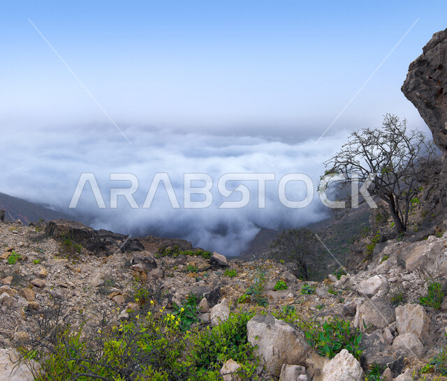منظر علوي من جبل سمحان بمحافظة ظفار, سلطنة عمان, السماء الزرقاء و الغيوم البيضاء من اعالي جبال سمحان, الطبيعه المميزه في سلطنة عمان, السياحه في عمان 