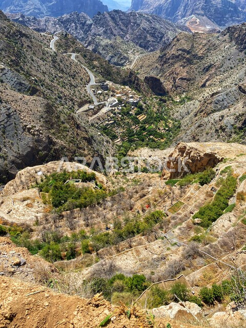 منظر ابداعي من أعالي الجبل الاخضر في سلطنة عمان, مرتفعات الجبل الأخضر في ولاية نزوى, إطلاله رائعه من الجبل الأخضر, الصخور الجبليه, السياحه في سلطنة عمان 