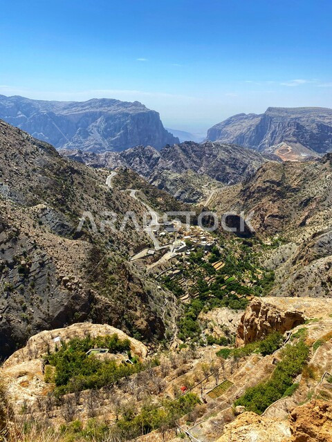 منظر ابداعي من أعالي الجبل الاخضر في سلطنة عمان, مرتفعات الجبل الأخضر في ولاية نزوى, إطلاله رائعه من الجبل الأخضر, الصخور الجبليه, السياحه في سلطنة عمان 
