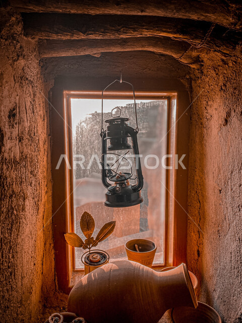 صوره مقربه لفانوس معلق في أحد المباني الطينيه , مباني أثريه شعبيه, مباني أثريه , زينه رمضانيه, شعبيات