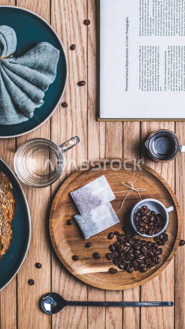 حبوب القهوه المتناثره مع أكياس الشاي على طبق خشبي,  مائده طعام, حبوب القهوه العضويه, القهوه الطازجه, مشروبات ساخنه