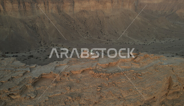 سلسلة جبال طويق في نجد، حافة جبلية في الرياض بالمملكة العربية السعودية، معالم مشهورة، جبال اثرية، الطبيعة الجبلية في السعودية، التضاريس الجبلية، السياحة في السعودية