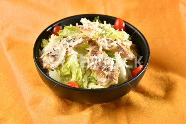 طبق سلطة الخضار اللذيذ، طبق المقبلات، اطباق عربية، ماكولات شرقية، مطاعم للمأكولات العربية الشرقية، وجبات الطعام الشهية، اكلات عربية شرقية، خلفية صفراء