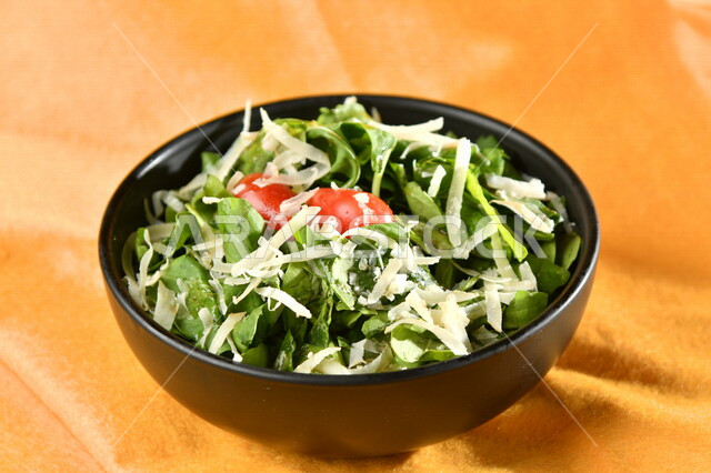 طبق سلطة الخضار اللذيذ، طبق المقبلات، اطباق عربية، ماكولات شرقية، مطاعم للمأكولات العربية الشرقية، وجبات الطعام الشهية، اكلات عربية شرقية، خلفية صفراء