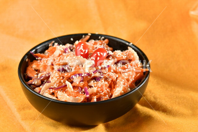 طبق سلطة الخضار اللذيذ، طبق المقبلات، اطباق عربية، ماكولات شرقية، مطاعم للمأكولات العربية الشرقية، وجبات الطعام الشهية، اكلات عربية شرقية، خلفية صفراء