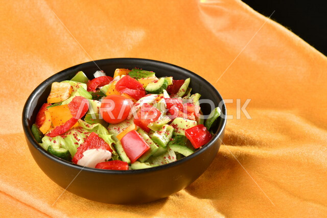 طبق سلطة الخضار اللذيذ، طبق المقبلات، اطباق عربية، ماكولات شرقية، مطاعم للمأكولات العربية الشرقية، وجبات الطعام الشهية، اكلات عربية شرقية، خلفية صفراء