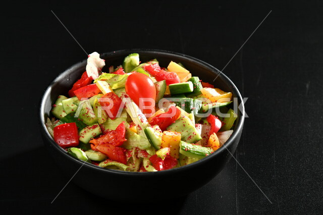 طبق سلطة الخضار اللذيذ، طبق المقبلات، اطباق عربية، ماكولات شرقية، مطاعم للمأكولات العربية الشرقية، وجبات الطعام الشهية، اكلات عربية شرقية، خلفية سوداء