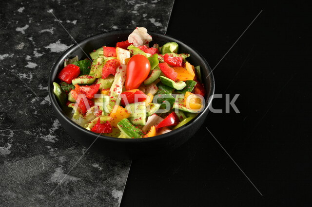 طبق سلطة الخضار اللذيذ، طبق المقبلات، اطباق عربية، ماكولات شرقية، مطاعم للمأكولات العربية الشرقية، وجبات الطعام الشهية، اكلات عربية شرقية، خلفية سوداء