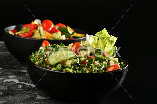 طبق سلطة الخضار اللذيذ، طبق المقبلات، اطباق عربية، ماكولات شرقية، مطاعم للمأكولات العربية الشرقية، وجبات الطعام الشهية، اكلات عربية شرقية، خلفية سوداء