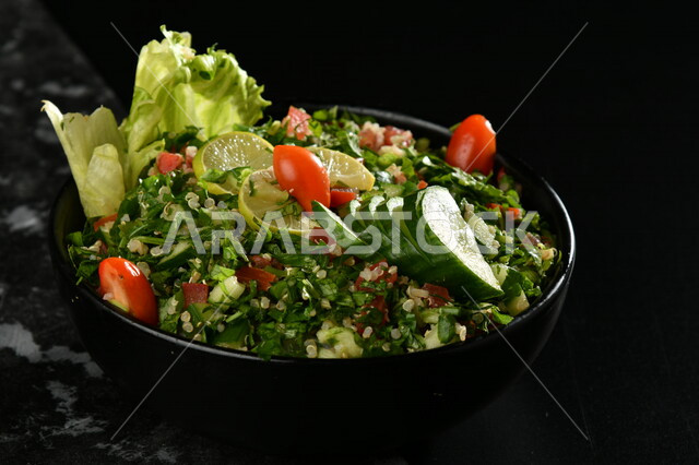 طبق سلطة الخضار اللذيذ، طبق المقبلات، اطباق عربية، ماكولات شرقية، مطاعم للمأكولات العربية الشرقية، وجبات الطعام الشهية، اكلات عربية شرقية، خلفية سوداء