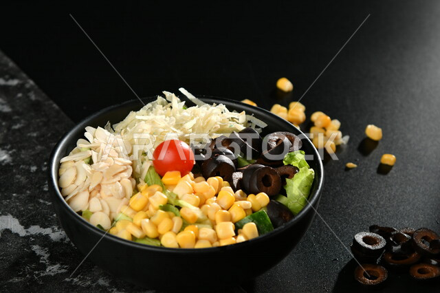 طبق سلطة الخضار اللذيذ، طبق المقبلات، اطباق عربية، ماكولات شرقية، مطاعم للمأكولات العربية الشرقية، وجبات الطعام الشهية، اكلات عربية شرقية، خلفية سوداء