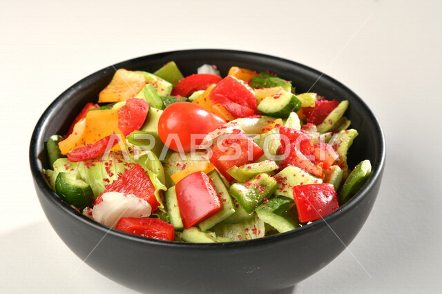 طبق سلطة الخضار اللذيذ، طبق المقبلات، اطباق عربية، ماكولات شرقية، مطاعم للمأكولات العربية الشرقية، وجبات الطعام الشهية، اكلات عربية شرقية، خلفية بيضاء