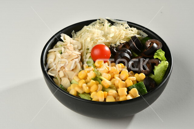 طبق سلطة الخضار اللذيذ، طبق المقبلات، اطباق عربية، ماكولات شرقية، مطاعم للمأكولات العربية الشرقية، وجبات الطعام الشهية، اكلات عربية شرقية، خلفية بيضاء