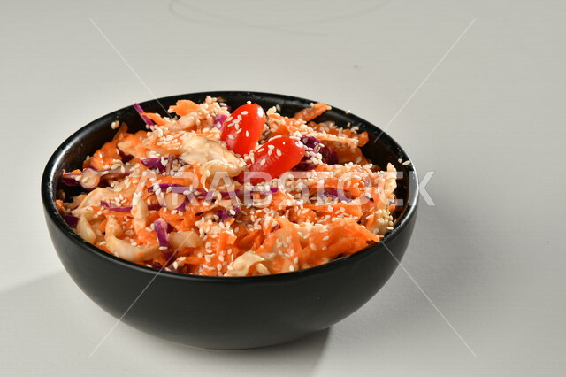 طبق سلطة الخضار اللذيذ، طبق المقبلات، اطباق عربية، ماكولات شرقية، مطاعم للمأكولات العربية الشرقية، وجبات الطعام الشهية، اكلات عربية شرقية، خلفية بيضاء