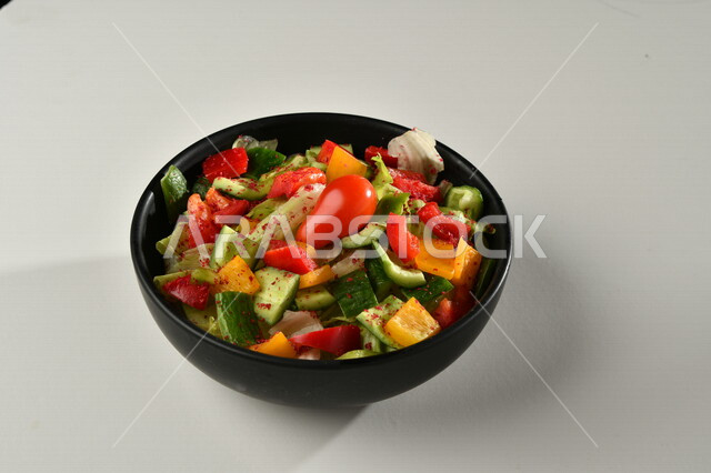 طبق سلطة الخضار اللذيذ، طبق المقبلات، اطباق عربية، ماكولات شرقية، مطاعم للمأكولات العربية الشرقية، وجبات الطعام الشهية، اكلات عربية شرقية، خلفية بيضاء