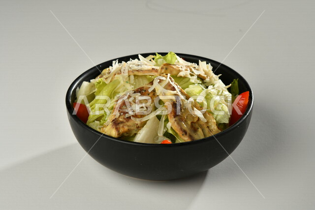 طبق سلطة الخضار اللذيذ، طبق المقبلات، اطباق عربية، ماكولات شرقية، مطاعم للمأكولات العربية الشرقية، وجبات الطعام الشهية، اكلات عربية شرقية، خلفية بيضاء