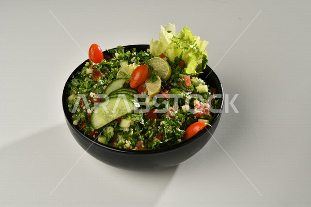 طبق سلطة الخضار اللذيذ، طبق المقبلات، اطباق عربية، ماكولات شرقية، مطاعم للمأكولات العربية الشرقية، وجبات الطعام الشهية، اكلات عربية شرقية، خلفية بيضاء