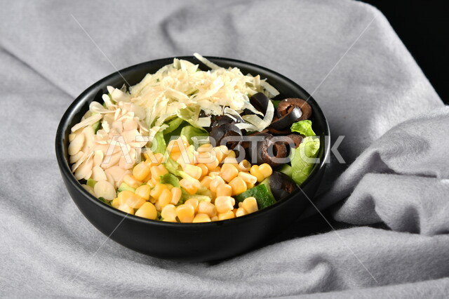 طبق سلطة الخضار اللذيذ، طبق المقبلات، اطباق عربية، ماكولات شرقية، مطاعم للمأكولات العربية الشرقية، وجبات الطعام الشهية، اكلات عربية شرقية، خلفية بيضاء