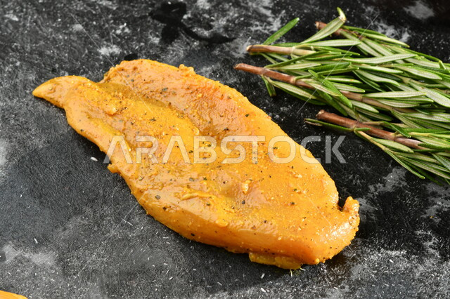 قطعة من لحم الدجاج النييء الطازج الجاهز للطهي، لحوم المواشي، متجر بيع اللحوم، مأكولات حيوانيه طازجه، لحوم متبلة