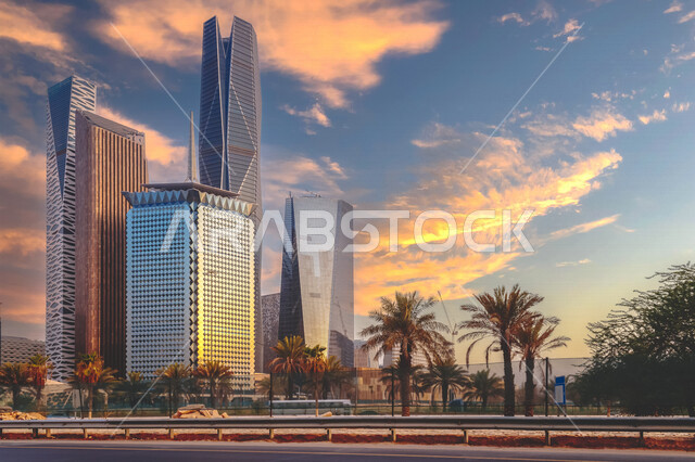 ابراج مركز الملك عبد الله المالي (كافد) في الرياض بالمملكة العربية السعودية، الطرق والشوارع، الأشجار والنباتات الخضراء، الفن الهندسي المعماري، ابراج اقتصادية، الابراج وناطحات السحاب، معالم الرياض، السياحة في السعودية