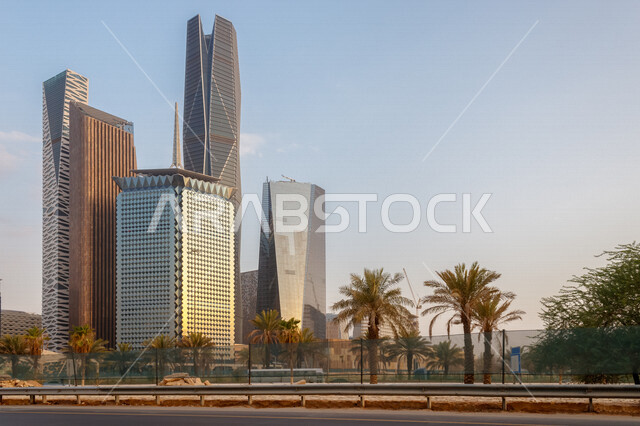 ابراج مركز الملك عبد الله المالي (كافد) في الرياض بالمملكة العربية السعودية، الطرق والشوارع، الأشجار والنباتات الخضراء، الفن الهندسي المعماري، ابراج اقتصادية، الابراج وناطحات السحاب، معالم الرياض، السياحة في السعودية