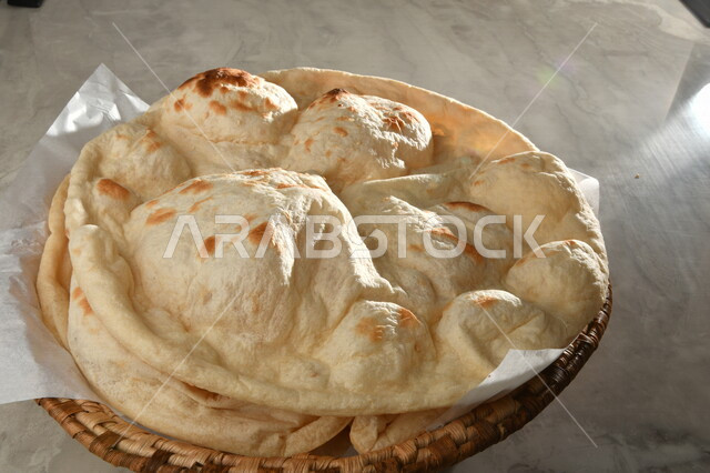 صورة مقربة لطبق يحتوي على خبز النان، مخبوزات ساخنة، الخبز العربي، مطاعم شرقية، مخابز عربية خليجية سعودية