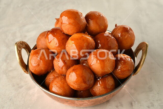 طبق اللقيمات اللذيذ، حلا شرقي، حلويات وسكريات، الحلوى الشهية، التحلاية، حلويات شهية ولذيذة، حلوى اللقيمات، وصفات وأطباق حلوى لذيذة، مطاعم للمأكولات العربية الشرقية