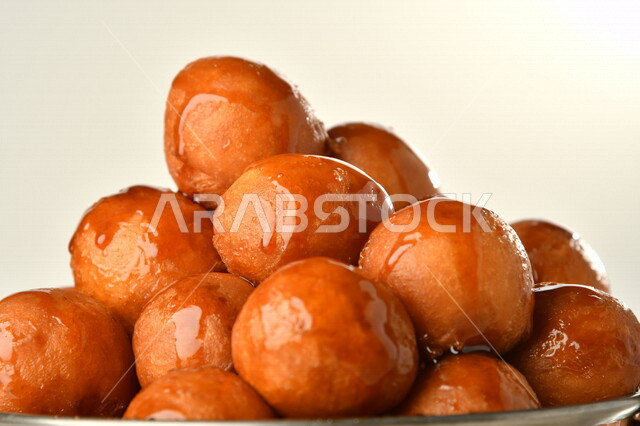 طبق اللقيمات اللذيذ، حلا شرقي، حلويات وسكريات، الحلوى الشهية، التحلاية، حلويات شهية ولذيذة، حلوى اللقيمات، وصفات وأطباق حلوى لذيذة، مطاعم للمأكولات العربية الشرقية