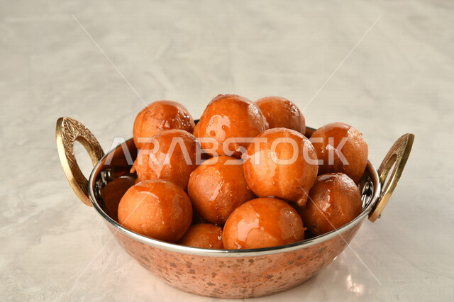 طبق اللقيمات اللذيذ، حلا شرقي، حلويات وسكريات، الحلوى الشهية، التحلاية، حلويات شهية ولذيذة، حلوى اللقيمات، وصفات وأطباق حلوى لذيذة، مطاعم للمأكولات العربية الشرقية