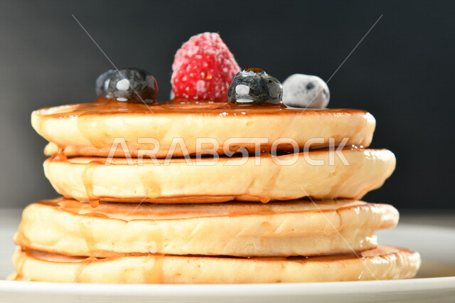 صورة مقربة لطبق من فطائر البان كيك الطازجة مع التوت، بان كيك، وجبة الفطور اللذيذة، حلوى محلية، سكريات، فطائر طازجة