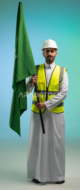 مهندس عربي خليجي سعودي يعمل في مجال الهندسة، يرتدي الخوذة وسترة الحماية، يحمل علم المملكة العربية السعودية، يحتفل باليوم الوطني السعودي، مهن ووظائف السعودية، العمالة السعودية، فرص عمل، مهنة الهندسة، اليوم الوطني السعودي، خلفية كروما، صورة بالطول الكامل