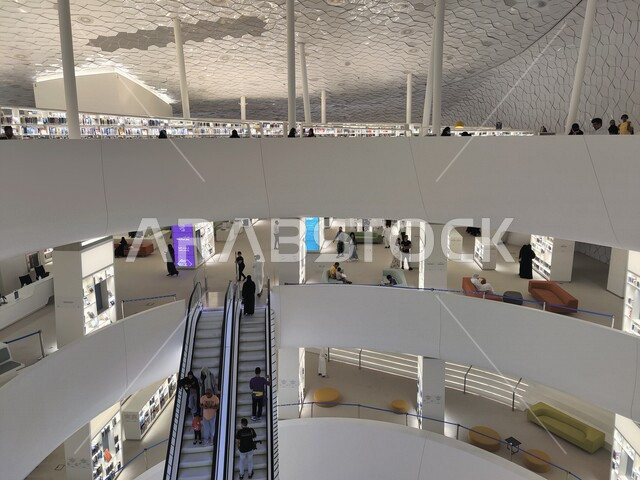 صورة من الداخل لمكتبة اثراء في مدينة الظهران في المملكة العربية السعودية، مركز الملك عبدالعزيز الثقافي العالمي، منارة ثقافية، معالم ثقافية مشهورة، الفن الهندسي المعماري، معارض ومكتبات، السياحة في السعودية