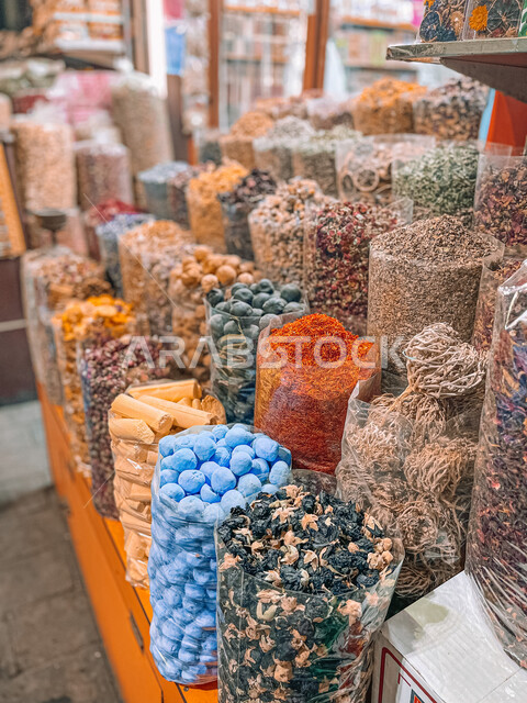 صورة مقربة لمجموعة من التوابل والبهارات، سوق التوابل و البهارات، محلات بيع البهارات