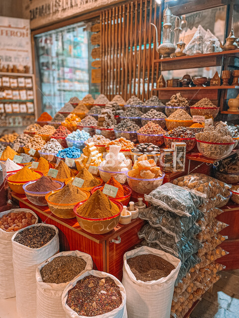صورة مقربة لمجموعة من التوابل والبهارات، سوق التوابل و البهارات، محلات بيع البهارات