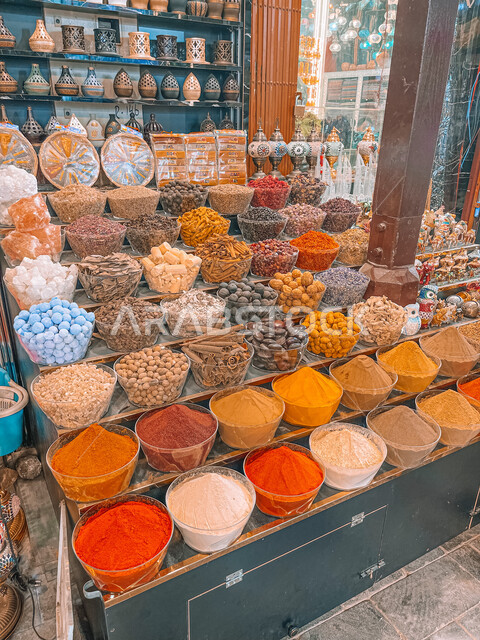 صورة مقربة لمجموعة من التوابل والبهارات، سوق التوابل و البهارات، محلات بيع البهارات