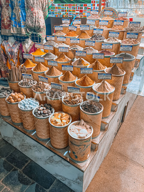 صورة مقربة لمجموعة من التوابل والبهارات، سوق التوابل و البهارات، محلات بيع البهارات