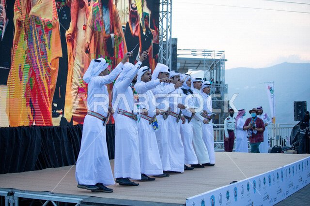 فرقة عربية خليجية سعودية، الفلكلور الشعبي، فنون وعروض شعبية، تراث شعبي، رقصات شعبية في المناسبات الوطنية والمهرجانات والأعياد في مدينة أبها بالمملكة العربية السعودية، فعاليات واحتفالات، العرضة والفنون الشعبية، هوية اليوم الوطني السعودي 92