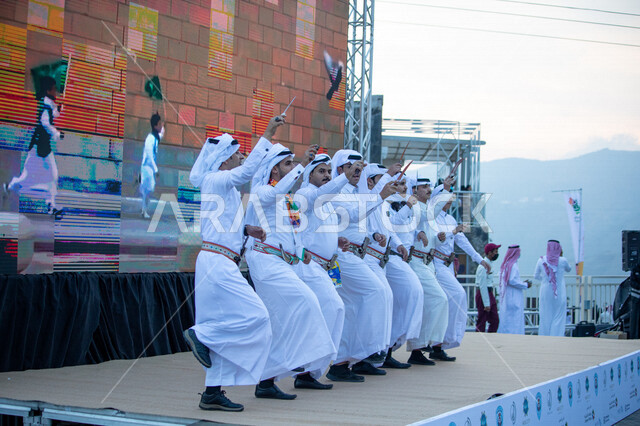 فرقة عربية خليجية سعودية، الفلكلور الشعبي، فنون وعروض شعبية، تراث شعبي، رقصات شعبية في المناسبات الوطنية والمهرجانات والأعياد في مدينة أبها بالمملكة العربية السعودية، فعاليات واحتفالات، العرضة والفنون الشعبية، هوية اليوم الوطني السعودي 92