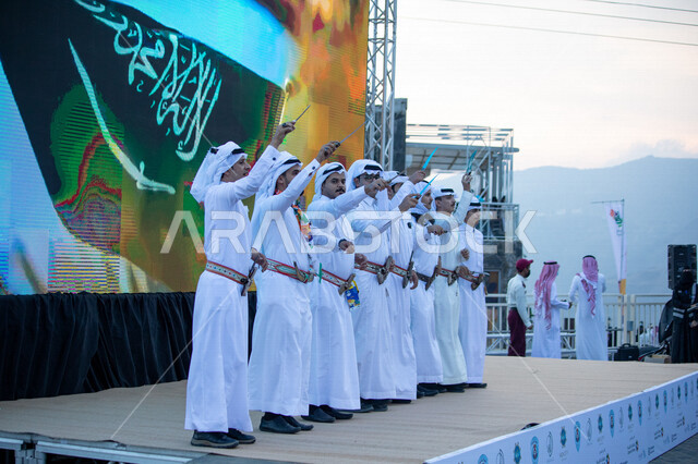 فرقة عربية خليجية سعودية، الفلكلور الشعبي، فنون وعروض شعبية، تراث شعبي، رقصات شعبية في المناسبات الوطنية والمهرجانات والأعياد في مدينة أبها بالمملكة العربية السعودية، فعاليات واحتفالات، العرضة والفنون الشعبية، هوية اليوم الوطني السعودي 92