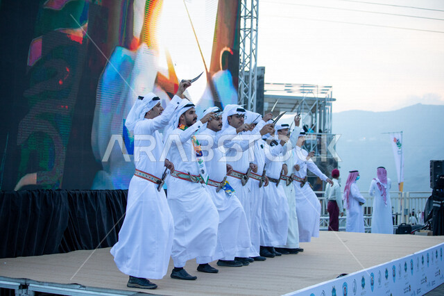 فرقة عربية خليجية سعودية، الفلكلور الشعبي، فنون وعروض شعبية، تراث شعبي، رقصات شعبية في المناسبات الوطنية والمهرجانات والأعياد في مدينة أبها بالمملكة العربية السعودية، فعاليات واحتفالات، العرضة والفنون الشعبية، هوية اليوم الوطني السعودي 92