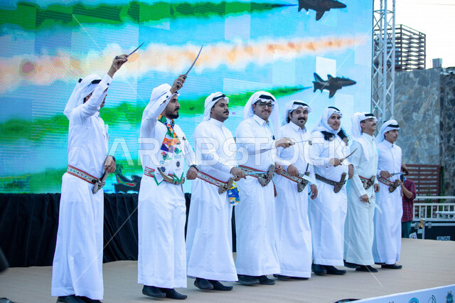 فرقة عربية خليجية سعودية، الفلكلور الشعبي، فنون وعروض شعبية، تراث شعبي، رقصات شعبية في المناسبات الوطنية والمهرجانات والأعياد في مدينة أبها بالمملكة العربية السعودية، فعاليات واحتفالات، العرضة والفنون الشعبية، هوية اليوم الوطني السعودي 92