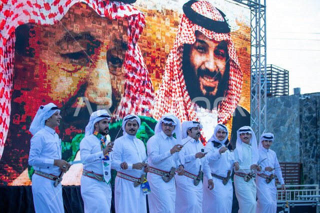 فرقة عربية خليجية سعودية، الفلكلور الشعبي، فنون وعروض شعبية، تراث شعبي، رقصات شعبية في المناسبات الوطنية والمهرجانات والأعياد في مدينة أبها بالمملكة العربية السعودية، فعاليات واحتفالات، العرضة والفنون الشعبية، هوية اليوم الوطني السعودي 92