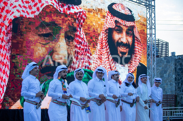 فرقة عربية خليجية سعودية، الفلكلور الشعبي، فنون وعروض شعبية، تراث شعبي، رقصات شعبية في المناسبات الوطنية والمهرجانات والأعياد في مدينة أبها بالمملكة العربية السعودية، فعاليات واحتفالات، العرضة والفنون الشعبية، هوية اليوم الوطني السعودي 92