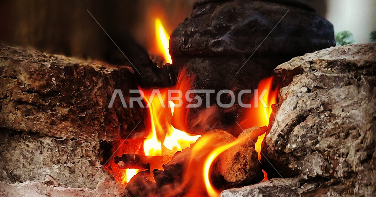 صورة لإبريق الشاي على حطب النار المشتعلة، رحلات برية ، أجواء شتوية ...