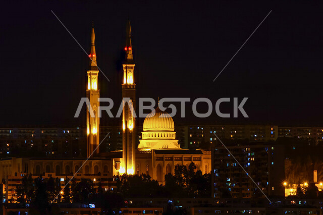 صورة إبداعية لمسجد مضيء في وضع الليل ، العبادة والتقرب إلى الله ، المعالم الدينية الإسلامية ، مئذنة وقبة المسجد ، إسلاميات وعبادة 