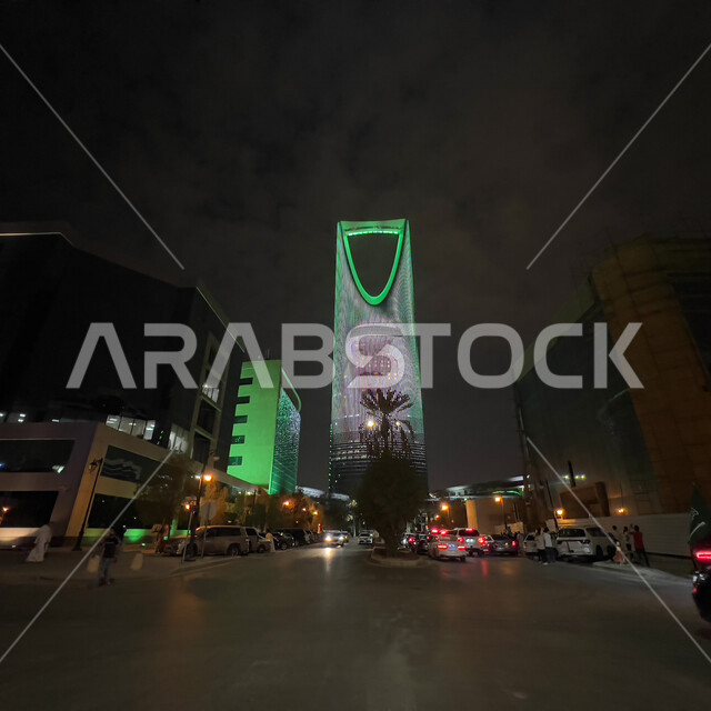 برج المملكة في الرياض بالمملكة العربية السعودية ليلا، برج المملكة مضيئ باللون الأخضر وعليه صورة الملك سلمان بن عبد العزيز ال سعود، إحتفالات اليوم الوطني السعودي 92، فعاليات اليوم الوطني السعودي 92، معالم الرياض، السياحة في السعودية